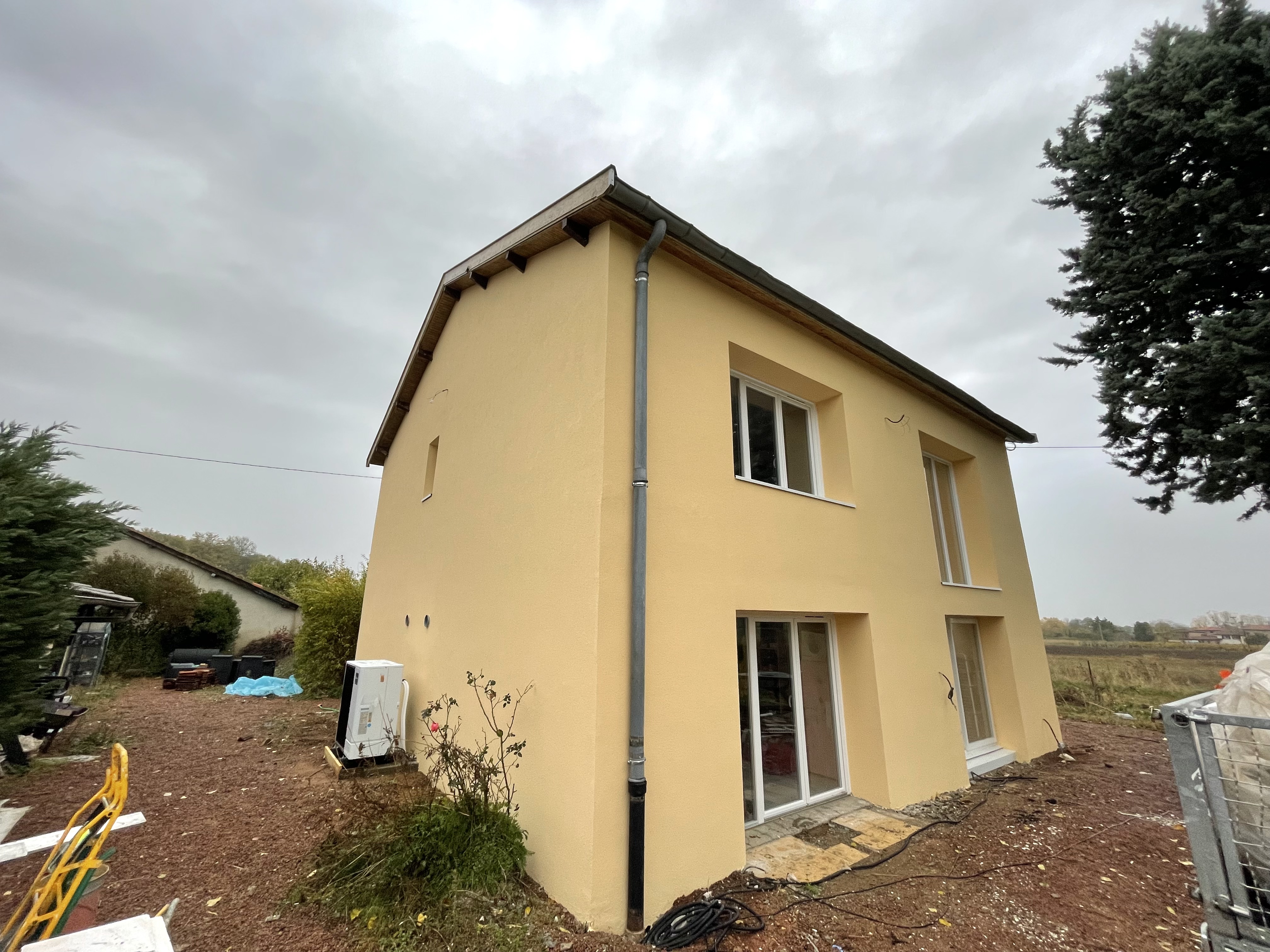 Chantier d'ITE, pose de volets roulants et pompe à chaleur à Chatillon d'Azergues